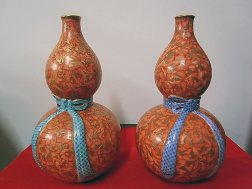 金地礬紅彩百蝠紋綬帶葫蘆瓶(一對)
